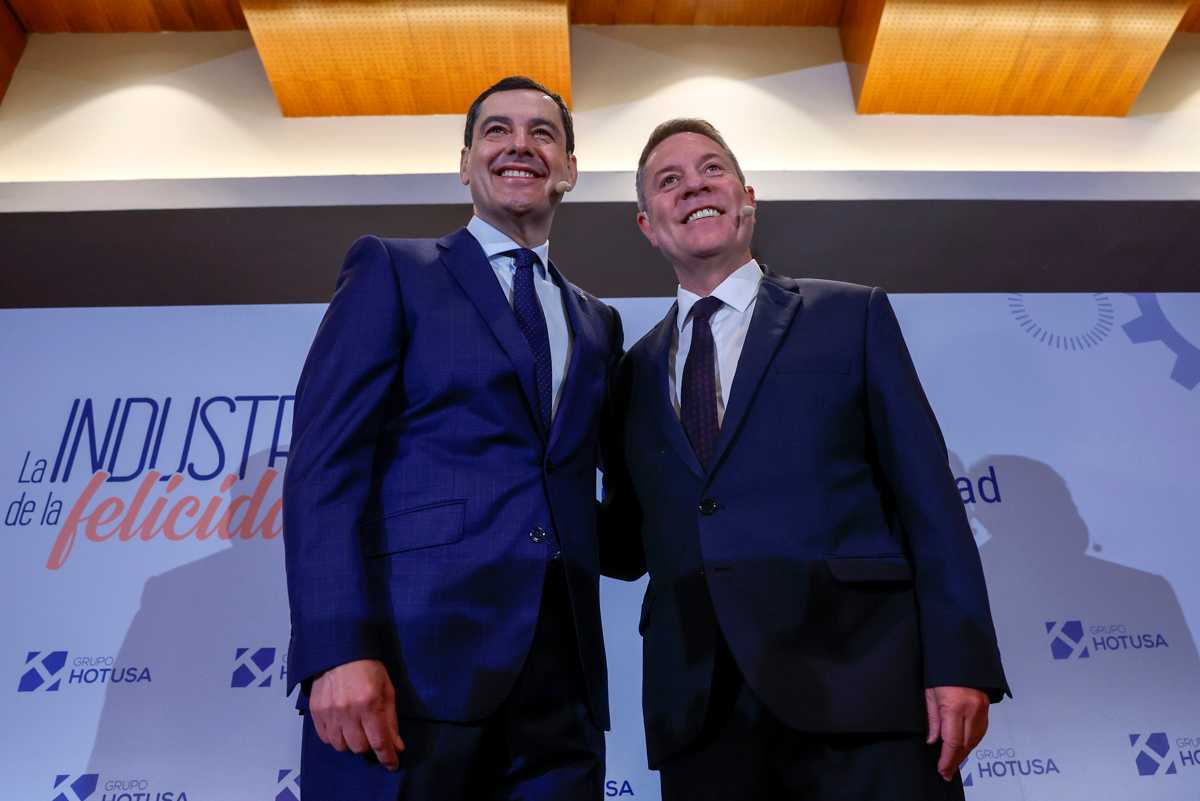 El presidente de Andalucía, Juanma Moreno, y el de Castilla-La Mancha, Emiliano García-Page. Foto: EFE/Juan Carlos Hidalgo.