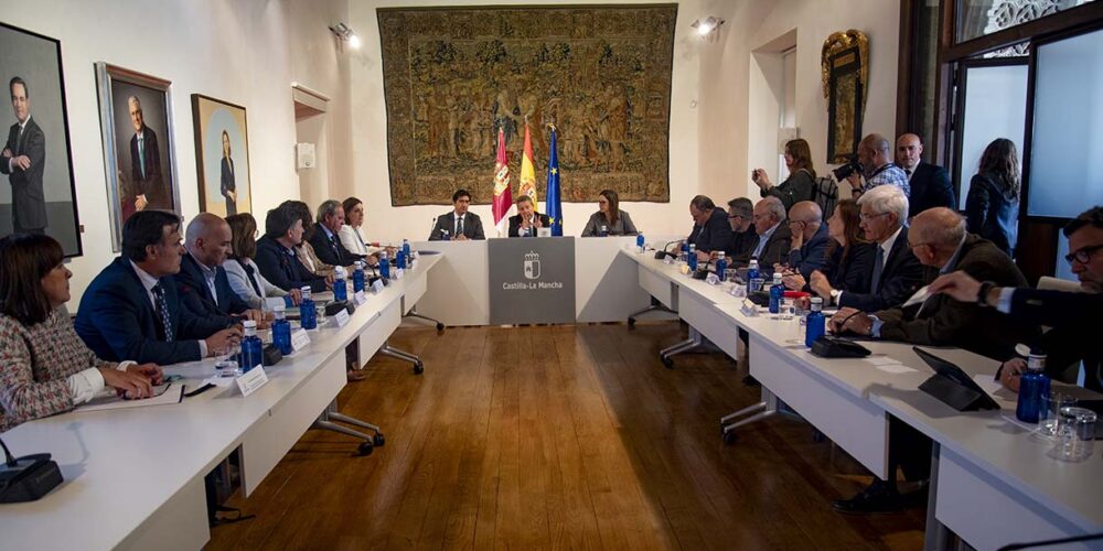Reunión entre el Gobierno de Castilla-La Mancha, los agentes sociales y los sectores afectados por los aranceles de Trump. Foto: Rebeca Arango.