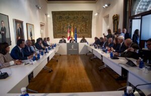 Reunión entre el Gobierno de Castilla-La Mancha, los agentes sociales y los sectores afectados por los aranceles de Trump. Foto: Rebeca Arango.