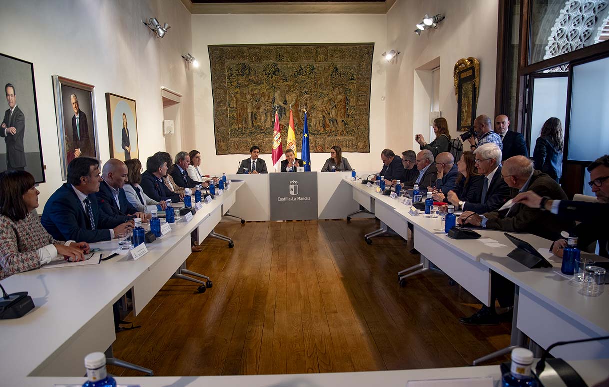 Reunión entre el Gobierno de Castilla-La Mancha, los agentes sociales y los sectores afectados por los aranceles de Trump. Foto: Rebeca Arango.