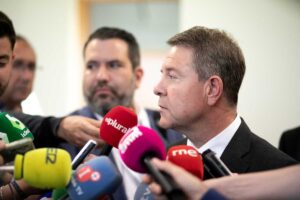 El presidente de Castilla-La Mancha, Emiliano García-Page, atendiendo a los medios de comunicación.