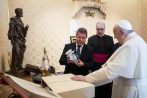 Page, durante su visita al papa Francisco.