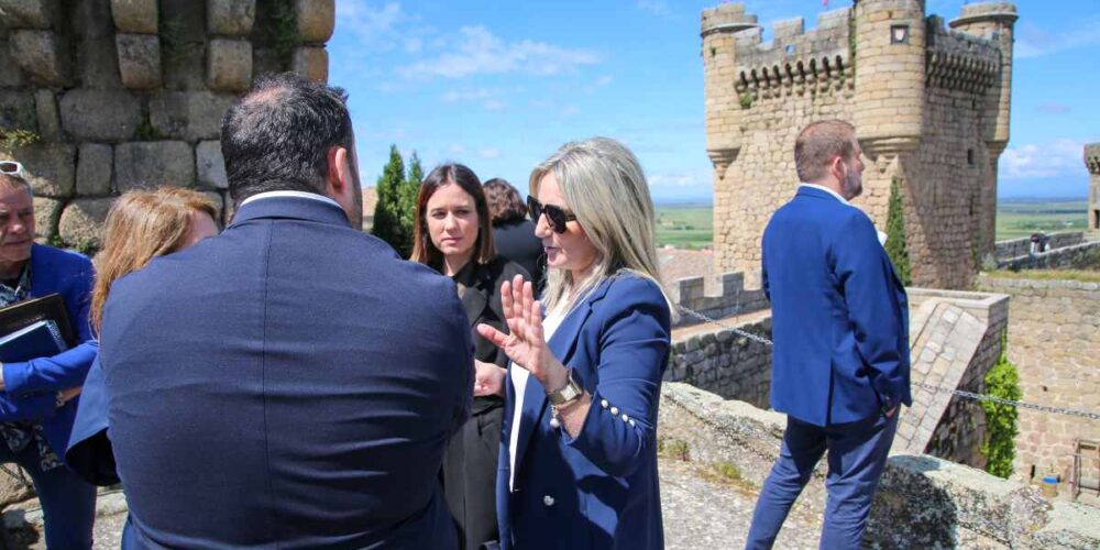 Varias autoridades visitaron las obras de reforma del Parador de Oropesa.