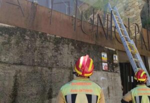 Actuación de los bomberos en la piscina del casco. Foto: Bomberos de Toledo.