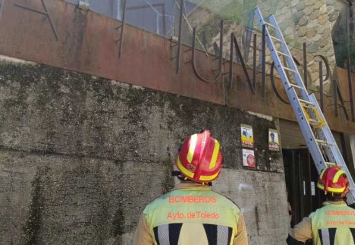 Actuación de los bomberos en la piscina del casco. Foto: Bomberos de Toledo.