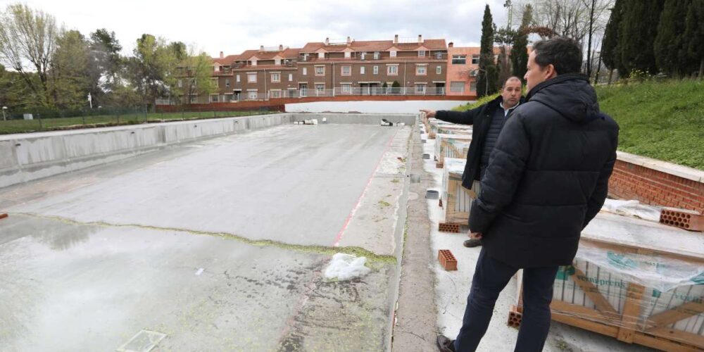Carlos Velázquez visitó las obras de reforma de la piscina de verano del Polígono.