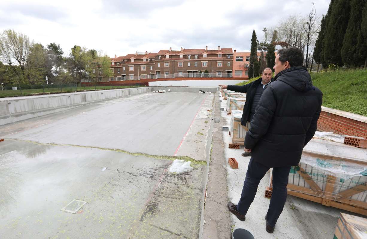 Carlos Velázquez visitó las obras de reforma de la piscina de verano del Polígono.
