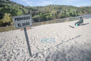 La playa de Toledo, el detalle del Tajo que se quedará en la ciudad, tras las importantes crecidas del río al comienzo de la primavera. Foto: Rebeca Arango.