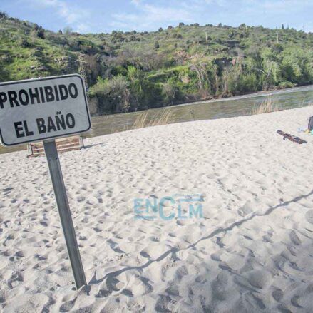 La playa de Toledo, el detalle del Tajo que se quedará en la ciudad, tras las importantes crecidas del río al comienzo de la primavera. Foto: Rebeca Arango.