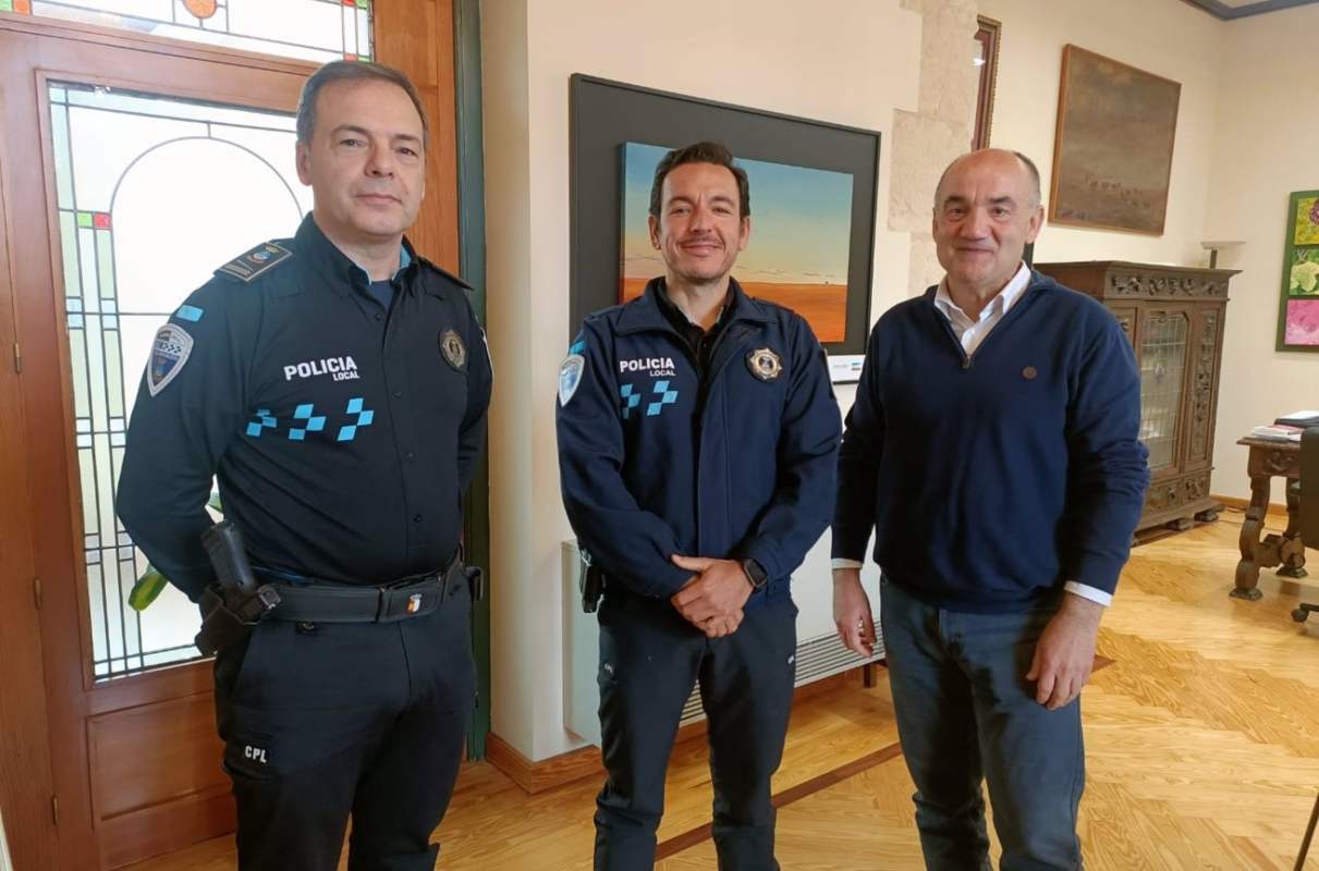 Un policía local de Villarrobledo auxilia a un niño de 5 años que se asfixiaba al haberse atragantado con un caramelo