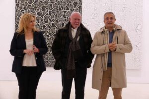 María Ángeles Martínez, Roberto Polo y Jesús Carrascosa, ante la exposición.