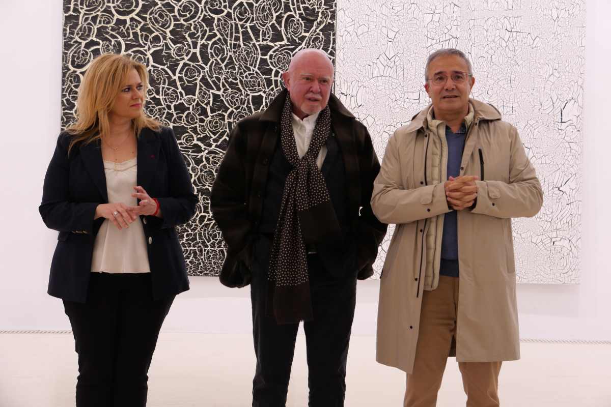 María Ángeles Martínez, Roberto Polo y Jesús Carrascosa, ante la exposición.