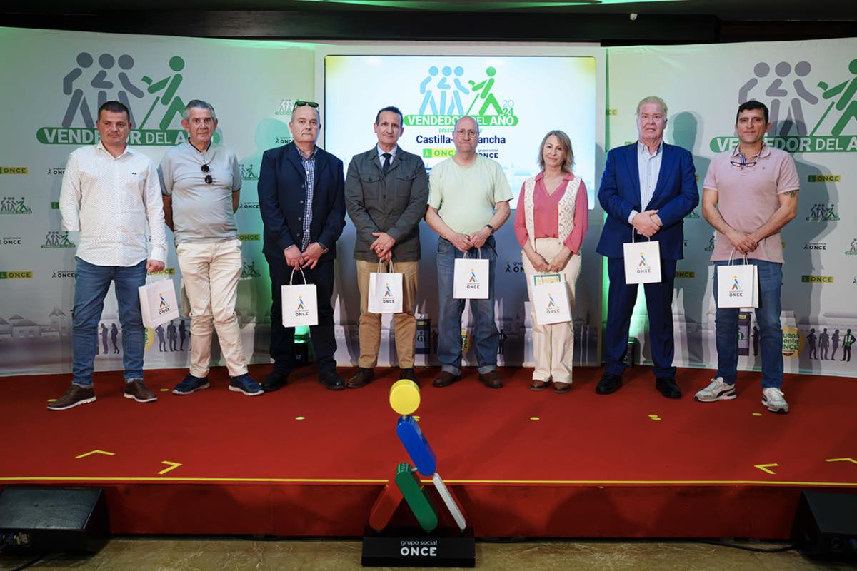 Diego, tercero por la izquierda, junto al resto de vendedores finalistas en Castilla-La Mancha. Foto: ONCE