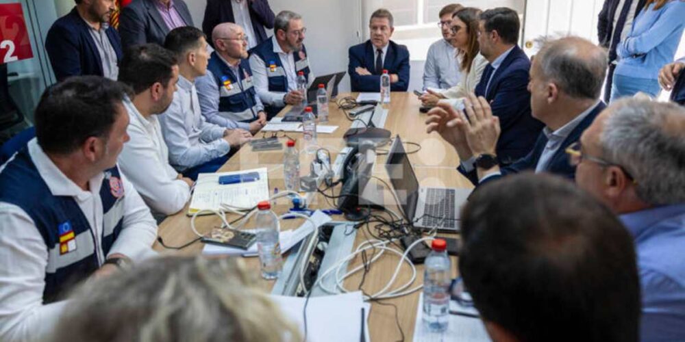 Reunión del presidente de CLM en el 112. Foto: EFE.