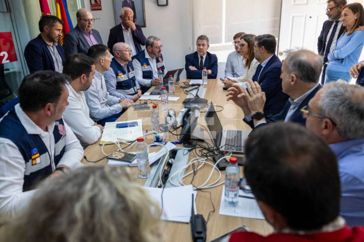 Reunión del presidente de CLM en el 112. Foto: EFE.