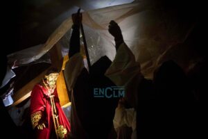 El Cristo Redentor en protegido de la lluvia durante su procesión en Toledo