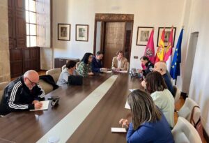 El concejal de Movilidad en una reunión con los representantes de vecinos del casco y resto de grupos municipales