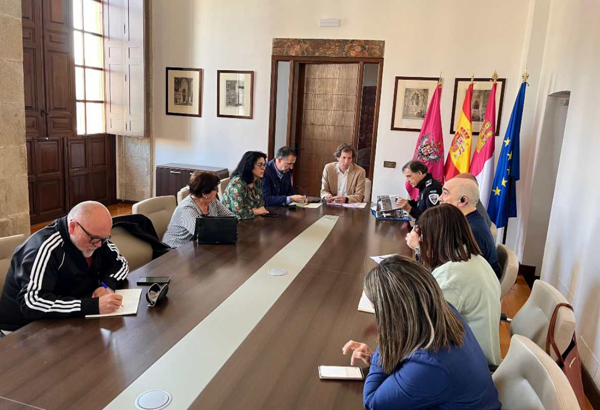 El concejal de Movilidad en una reunión con los representantes de vecinos del casco y resto de grupos municipales