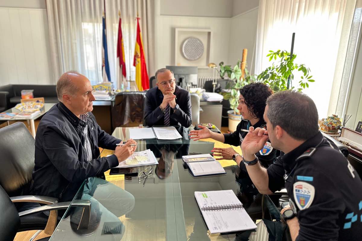 José Julián Gregorio en la reunión con la Policía Local de Talavera para abordar la situación tras el gran apagón eléctrico