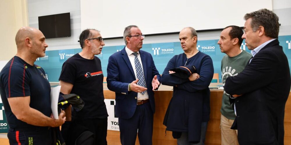 Juan Carlos Sánchez, junto a los representantes sindicales de los bomberos.