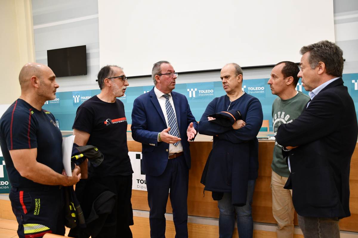 Juan Carlos Sánchez, junto a los representantes sindicales de los bomberos.