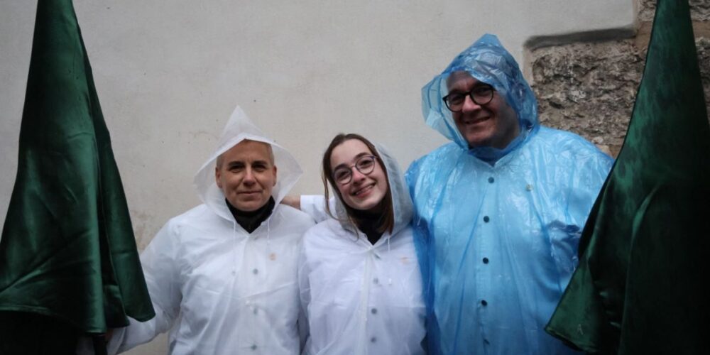 Y al final, los chubasqueros pudieron con los papuchinos. Foto: Sandra Escudero.