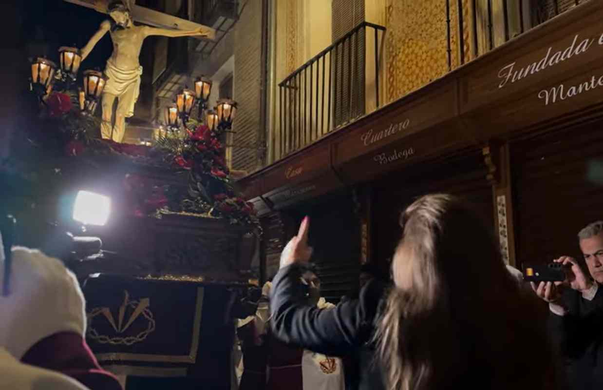 María Toledo cantando una saeta al Cristo de la Vega.