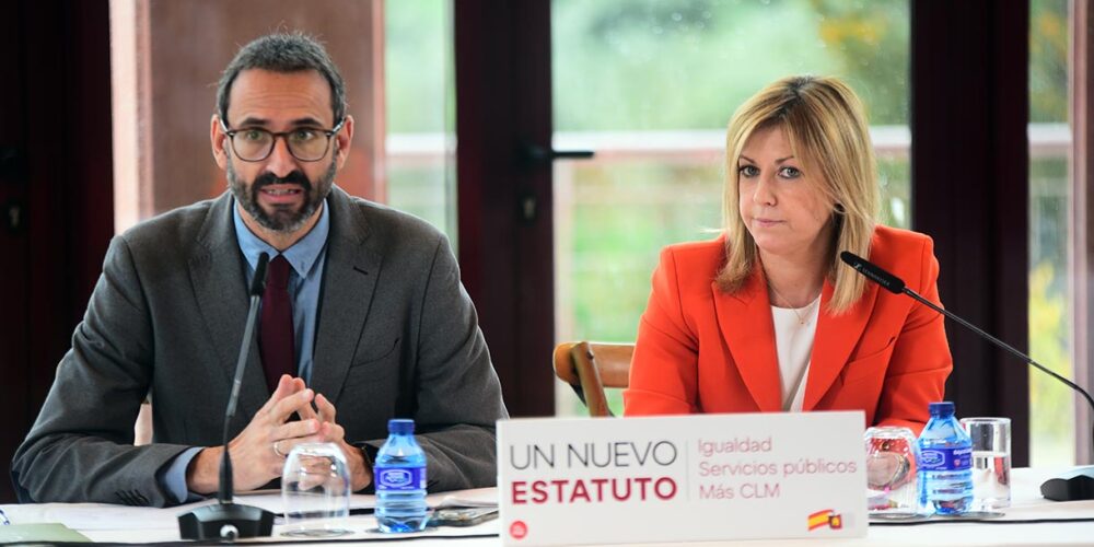 El secretario de Organización del PSOE de CLM, Sergio Gutiérrez, y la portavoz del Grupo Parlamentario Socialista en las Cortes, Ana Isabel Abengózar. Foto: Rebeca Arango.