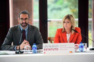 El secretario de Organización del PSOE de CLM, Sergio Gutiérrez, y la portavoz del Grupo Parlamentario Socialista en las Cortes, Ana Isabel Abengózar. Foto: Rebeca Arango.