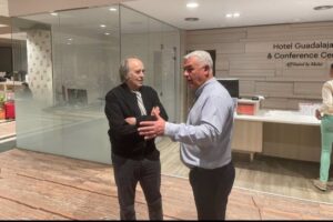 Joan Manuel Serrat junto con el presidente de la Diputación