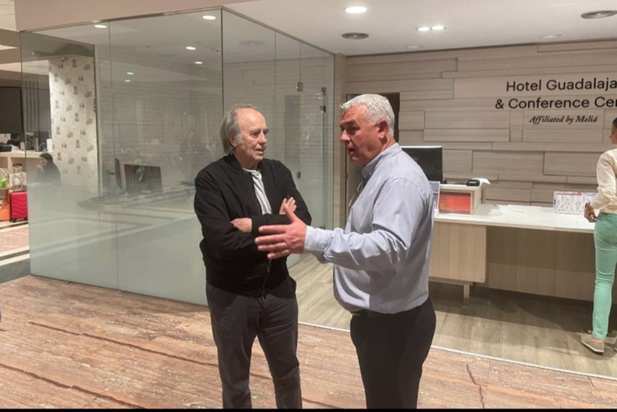 Joan Manuel Serrat junto con el presidente de la Diputación