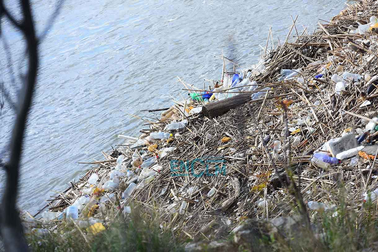Basura en el río Tajo. Foto: ENCLM / Rebeca Arango