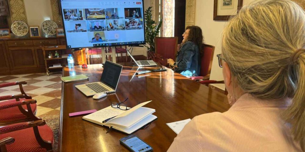 Milagros Tolón asistió a la reunión del Comité de Coordinación de la Emergencia.