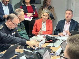 Milagros Tolón, junto a Page durante la reunión del Cecopi.