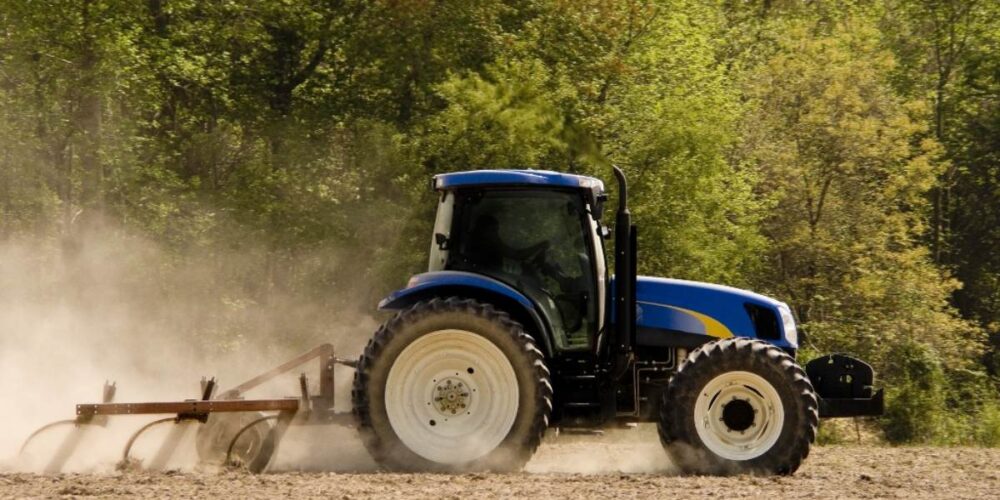 Tractor arando. Foto: Ministerio de Agricultura.