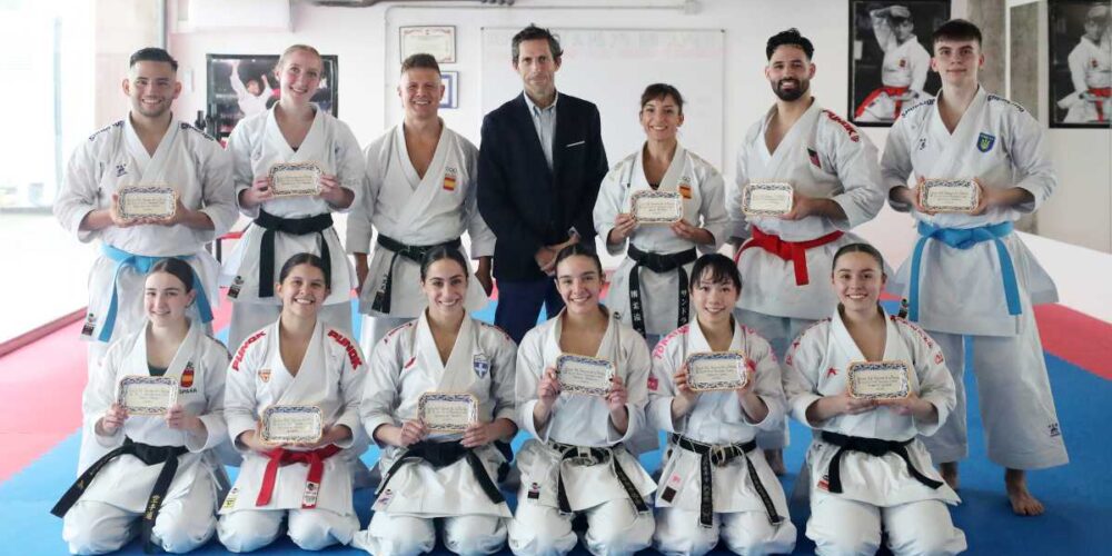 Concejal, Sandra Sánchez, Del Moral y los participantes en el Training Cup posan en una foto de familia.