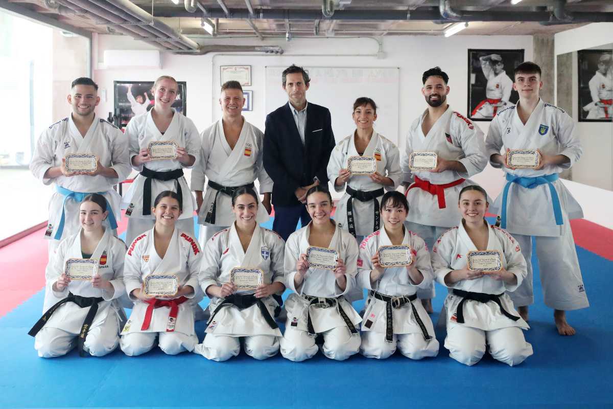 Concejal, Sandra Sánchez, Del Moral y los participantes en el Training Cup posan en una foto de familia.