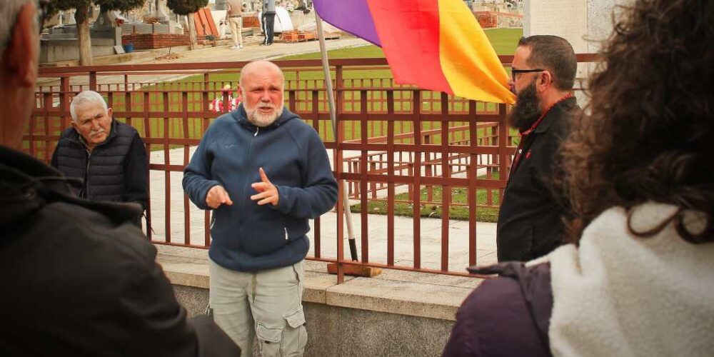 Txema Fernández, el 14 de Abril en el Patio 42 del cementerio de Toledo.