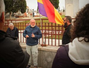 Txema Fernández, el 14 de Abril en el Patio 42 del cementerio de Toledo.