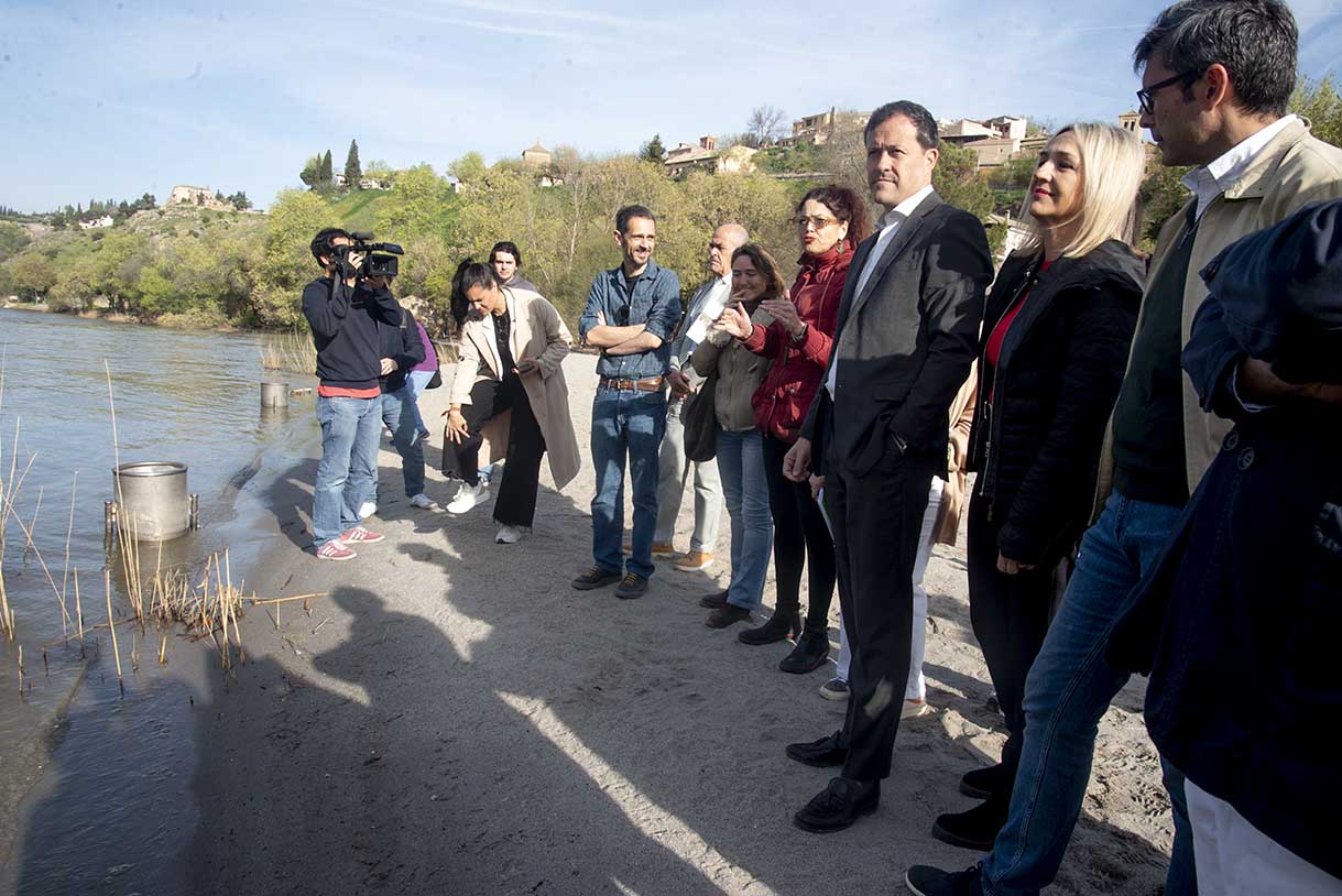 El alcalde de Toledo, Carlos Velázquez, visitando la playa de la ciudad. Foto: ENCLM/Rebeca Arango