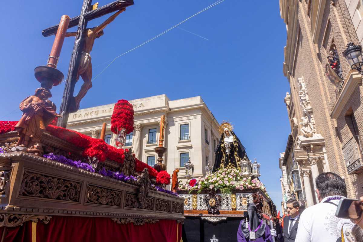 Encuentro en la Iglesia de San Nicolás entre Nuestra Señora de la Soledad y el Santísimo Cristo del Amor y de la Paz.