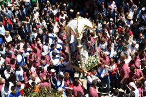 El vicepresidente primero del Castilla-La Mancha, José Luis Martínez Guijarro, asiste a la tradicional ‘Venida de la Virgen de Rus’.