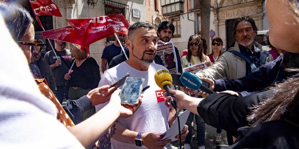 Concentración ante la Delegación del Gobierno en Castilla-La Mancha. Foto: Rebeca Arango.