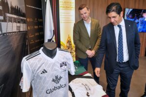 El vicepresidente segundo del Gobierno de CLM, acompañado por el CEO del Albacete Balompié, visita las instalaciones del club. Foto: EFE/Manu