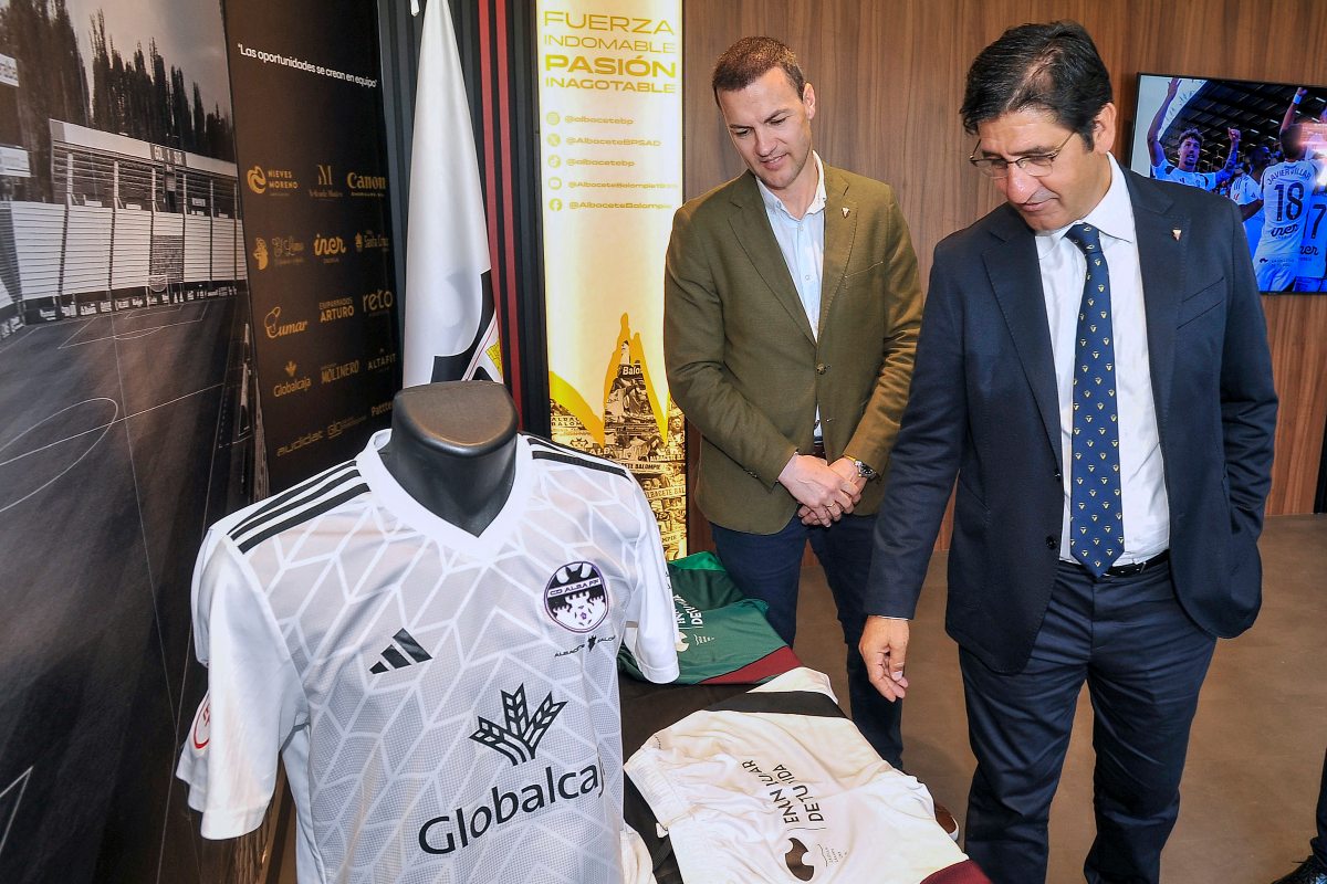 El vicepresidente segundo del Gobierno de CLM, acompañado por el CEO del Albacete Balompié, visita las instalaciones del club. Foto: EFE/Manu