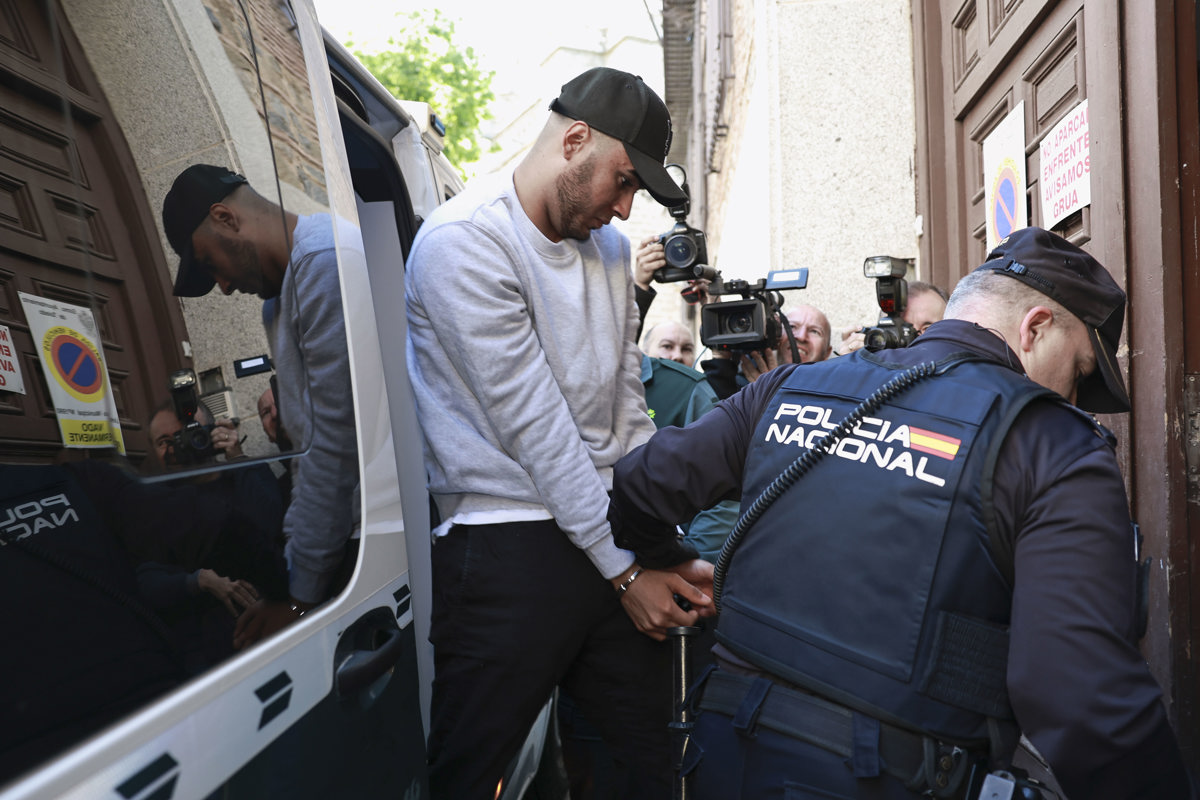 El hombre acusado del asesinato de su compañero de piso, al que asestó decenas de puñadas, a su llegada al juicio en laAudiencia Provincial de Toledoeste lunes.-EFE/ Ismael Herrero
