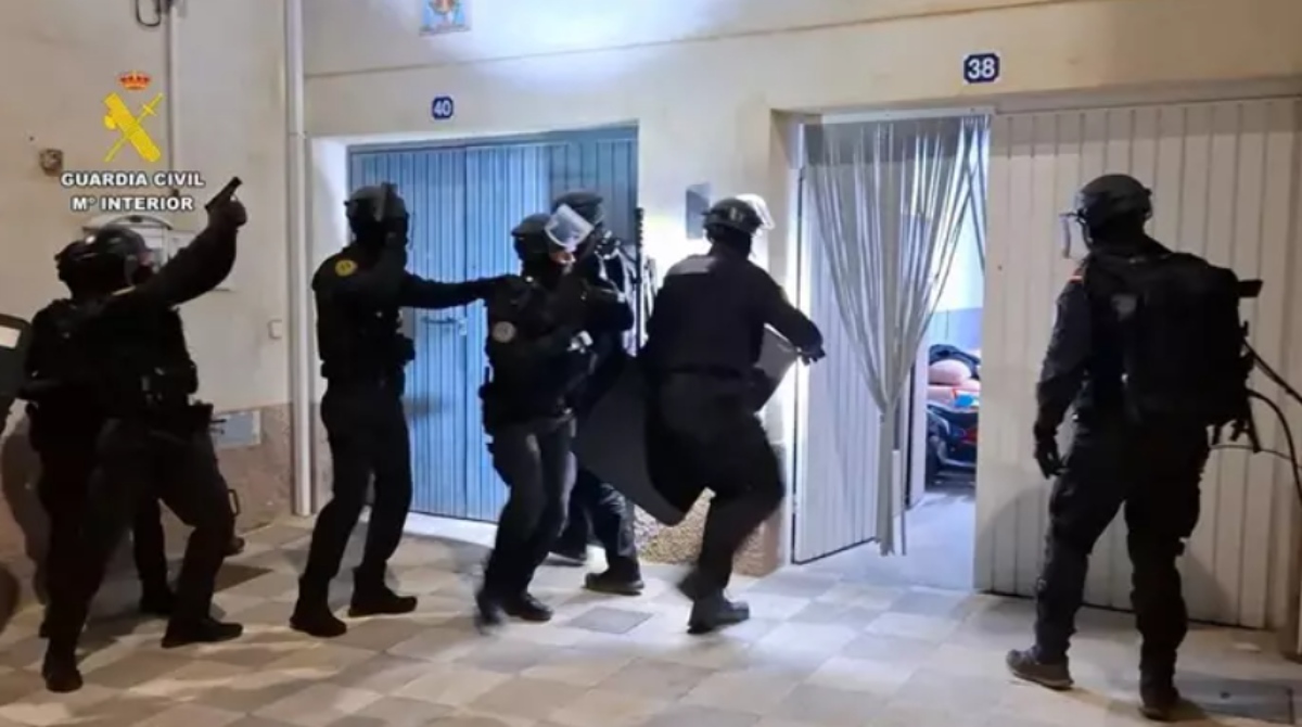 Agentes de la Guardia Civil en la operación “TEGMENTAL”