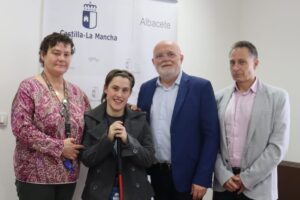 Cristina Landete, acompañada de su madre, es recibida en la Casa Perona de Albacete