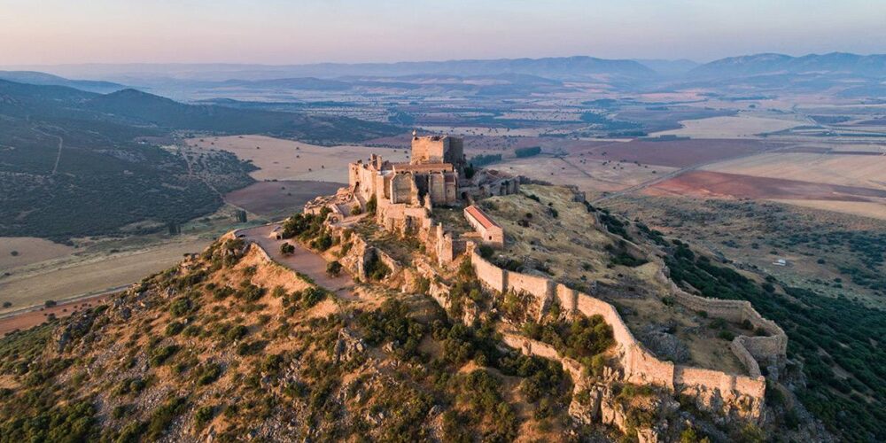 Castillo de Calatrava La Nueva sobre el cerro del Alacranejo