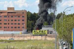 Columna de humo negro saliendo desde el contenedor de residuos